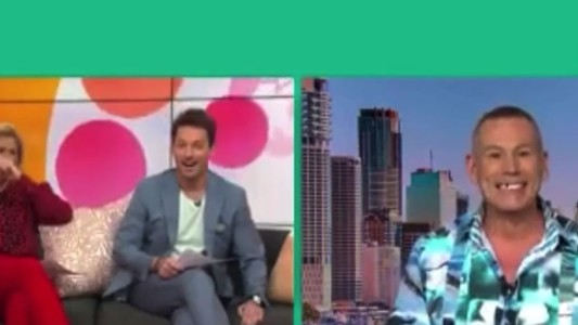 ¡Incómodo! Un periodista perdió un diente en vivo y sus compañeros no se lo dejaron pasar