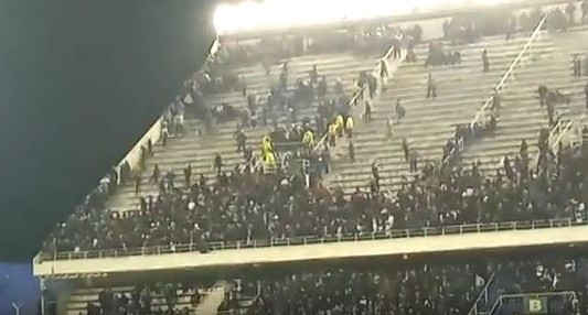 Video: corridas y golpes entre hinchas de Vélez e infiltrados de Talleres en la Libertadores