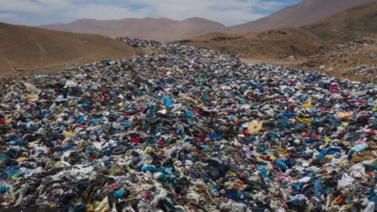 Investigan por daño ambiental a un basurero de ropa usada en el desierto de Atacama de Chile
