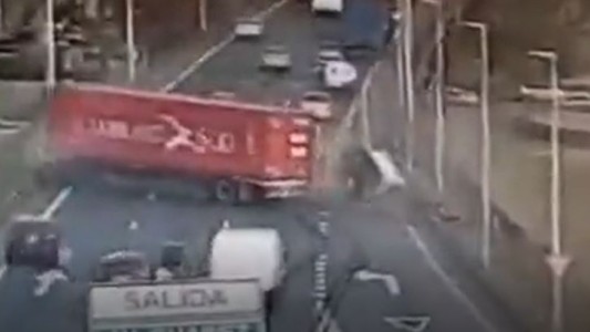 Impactante accidente en la autopista 9 de julio: un camión chocó y se desprendió la cabina del chofer