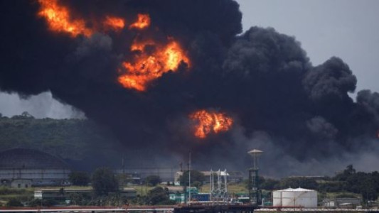 Cuba recibe ayuda internacional para controlar incendio en un depósito de combustible