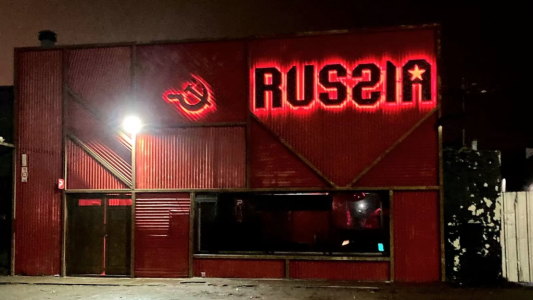 Lo echaron de un boliche, quiso colarse por el techo de una casa vecina y cayó: está grave