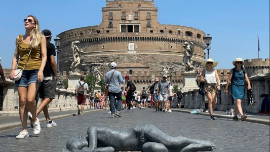 Instalan en uno de los puntos icónicos de Roma una escultura para recordar a los inmigrantes
