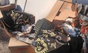 Abandonaron a una abuela en una caja de cartón en plena calle