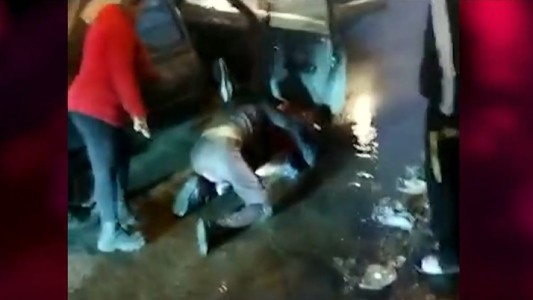 Tres vehículos bloqueados en el tránsito: ninguno quiso ceder y terminaron a las trompadas