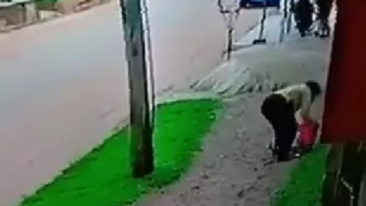 Grabaron a una mujer cuando golpeaba a su hija: la menor fue hospitalizada y la madre quedó detenida