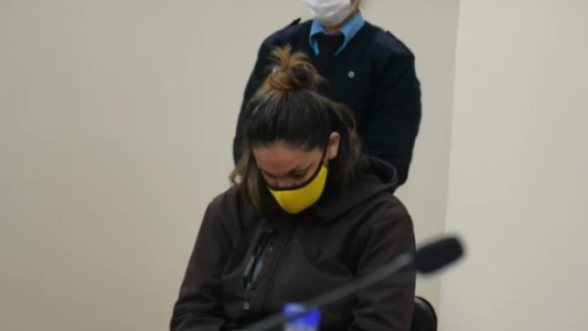 La portera de una escuela se grabó abusando de un alumno y un amigo difundió el video por WhatsApp