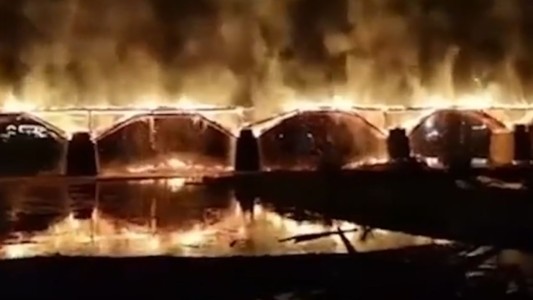 Un incendio destruyó el puente de madera más largo y antiguo en China