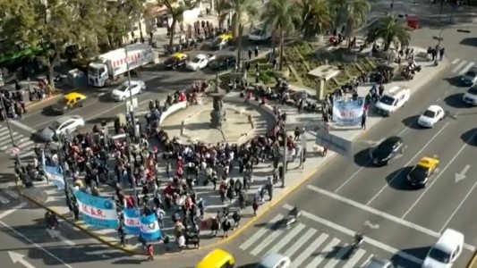 Piqueteros marchan a Plaza de Mayo y amenazan con acampe