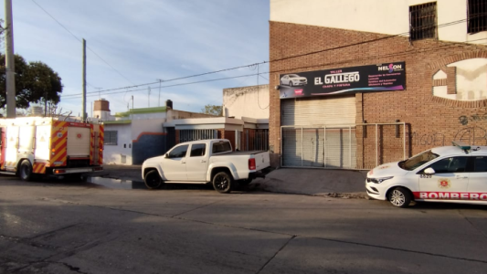 Incendio en taller chapa y pintura, once vehículos dañados