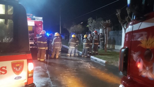 Incendio en una casa: bomberos hallaron a una mujer calcinada y maniatada en la cama