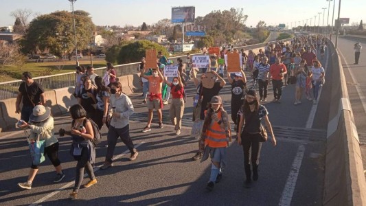 Ambientalistas deciden cortar puente Rosario-Victoria por incendios de islas