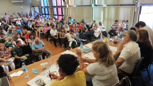 Docentes evalúan en asamblea nueva propuesta salarial