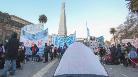 Los movimientos sociales resolvieron levantar el acampe en Plaza de Mayo