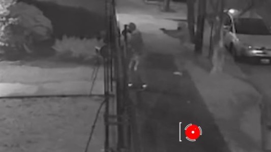 Un pelotón de fusilamiento: cuatro delincuentes le apuntaron para robarle la camioneta - #REC