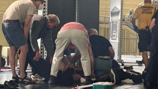 Salman Rushdie fue apuñalado previo a dar un discurso en Nueva York