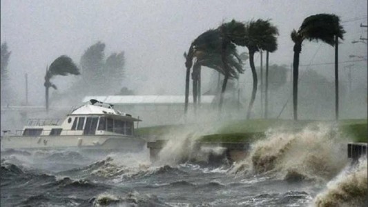 Asegura que viene del 2090 y pronostica una “catástrofe” para el domingo