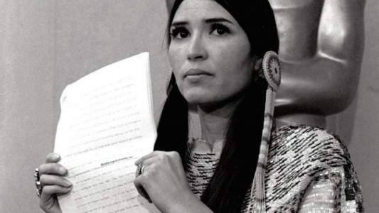 Hollywood se disculpa públicamente con mujer que rechazó el Oscar de Marlon Brando: "Los indios somos gente muy paciente"