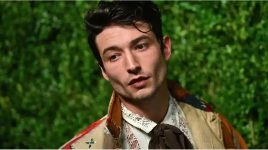 El denunciado actor Ezra Miller afirmó que padece "problemas complejos de salud mental"