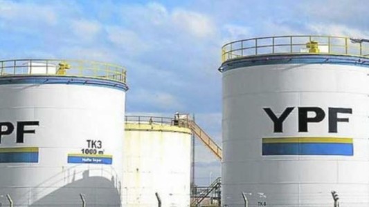 Petroleros de YPF cerraron una paritaria de 80% de aumento y un bono de $100 mil