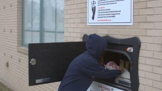 Aborto en Estados Unidos: impulsan el uso de buzones para abandonar bebés