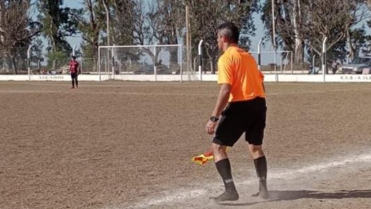 Un árbitro le prestó sus botines a un chico y dirigió en medias