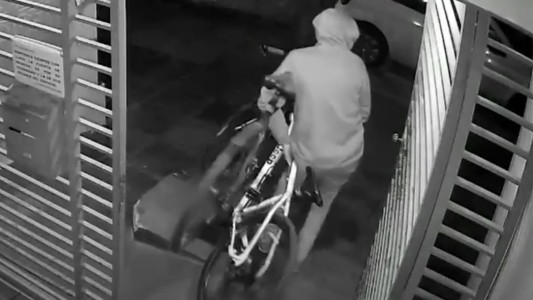 Video: ingresó a un edificio con rejas y robó dos bicicletas