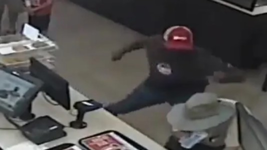 Recibió el pedido en un local de comidas rápidas, no le gustó y se quejó: un empleado lo mató de una piña