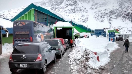 Cierran paso internacional Mendoza-Chile tras el vuelco de un camión y la muerte de su chofer