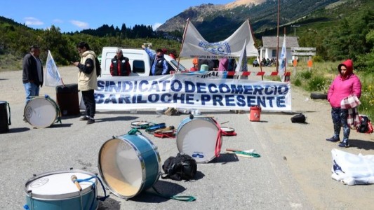 Desalojaron a trabajadores de comercio que cortaron la ruta de acceso al Cerro Catedral