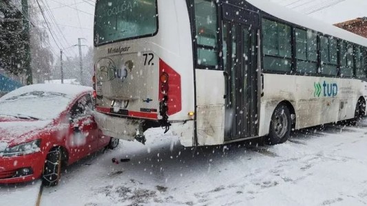 Un colectivo perdió el control en medio de una intensa nevada en Bariloche