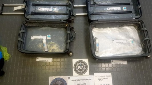 Ezeiza: detienen a un pasajero que llevaba 24 kilos de cocaína