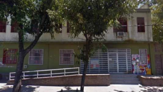 Alumna se peleó con una compañera en la clase y la sancionaron: su madre fue a la escuela y golpeó a la directora