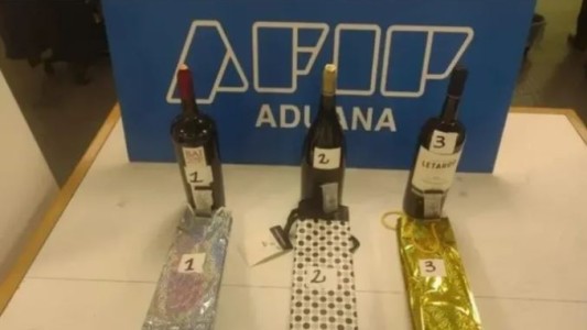 Detienen a pasajero que llegó de España con tres botellones de vino con metanfetamina líquida