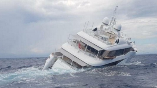 Video: el momento en que un lujoso yate se hunde frente a las costas italianas