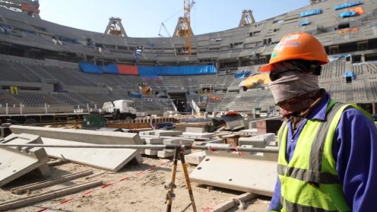 Trabajadores migrantes en Qatar fueron detenidos mientras protestaban por falta de pago