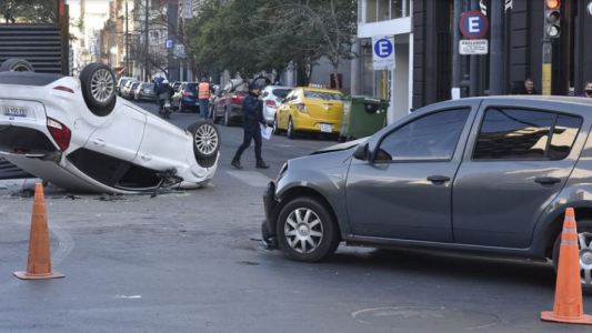 Choque de autos terminó con uno volcado
