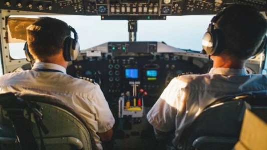 Dos pilotos de avión se quedaron dormidos en pleno vuelo y se pasaron de largo: los suspendieron