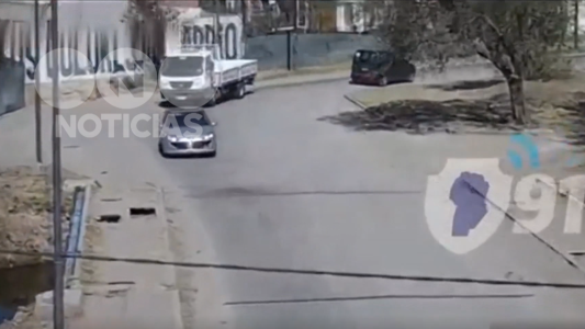 VIDEO: como en las películas, un hombre se tiró del auto para escapar de la policía