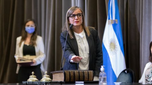 El gobernador le tomó juramento a la nueva ministra de salud de la provincia Gabriela Barbás