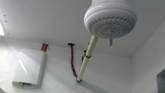 Estaba por bañar a su hija, recibió una descarga de la ducha eléctrica y murió