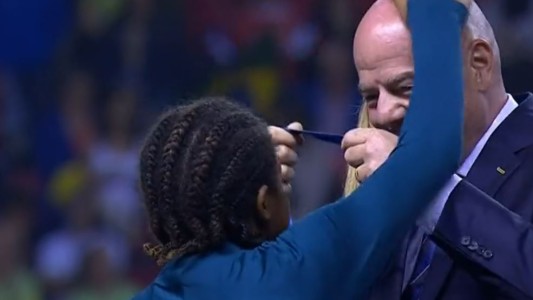 El curioso gesto de la jugadoras de Brasil con Gianni Infantino