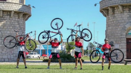 Cordobeses cruzan África y Medio Oriente en bicicleta para alentar a la "Scaloneta" en Qatar