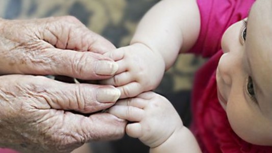 Un geriátrico "contrata" a bebés para acompañar a sus residentes