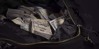 Encontró más de 16.000 dólares en la calle y los entregó a la Policía en Misiones