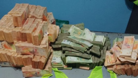 Lo frenaron en un control en la ruta y le incautaron $26,5 millones