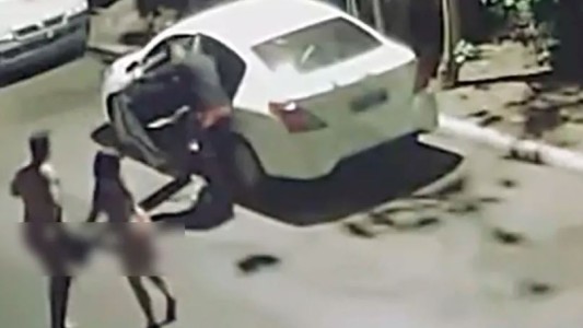 Tenían sexo en un auto, los asaltaron y los dejaron desnudos en plena calle