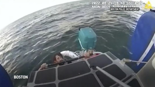 Video: rescatan del mar a padre e hijo que flotaban en una hielera