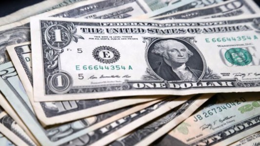 El dólar blue cerró a $285 y tocó su valor más bajo en 30 días
