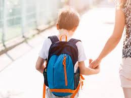 Alertan sobre pérdida de talla en niños y adolescentes por llevar mucho peso en las mochilas